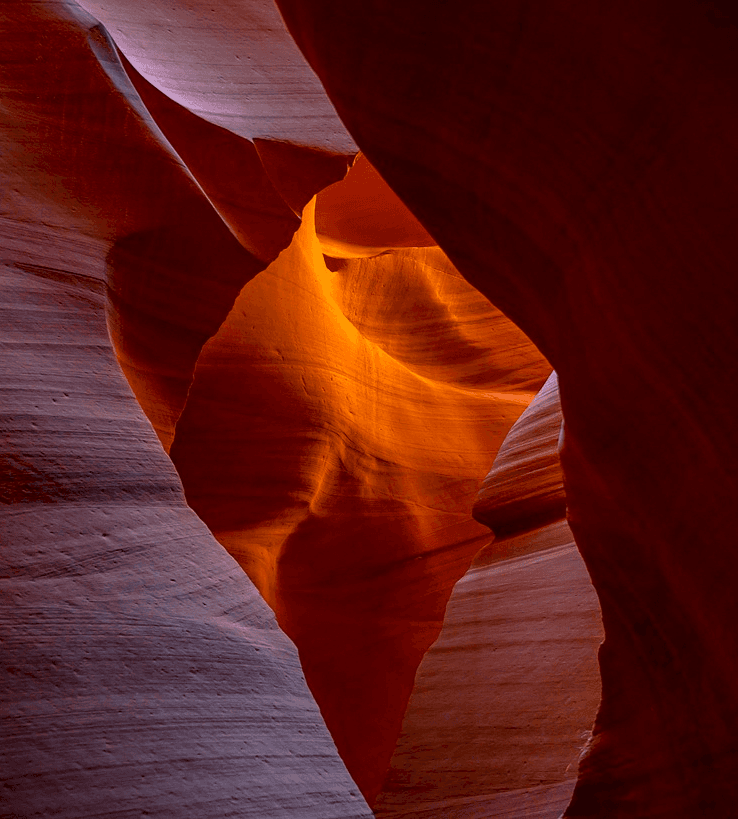 Imagem de pedras gigantes formando um corredor no Canyon